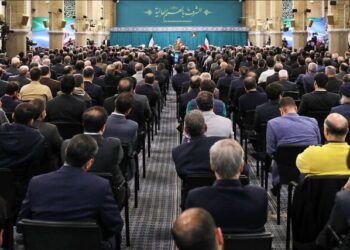 رهبر انقلاب اسلامی تاکید کردند: مهم‌ترین وظیفه دولت بهبود فضای کسب و کار و برطرف کردن موانع آن است.