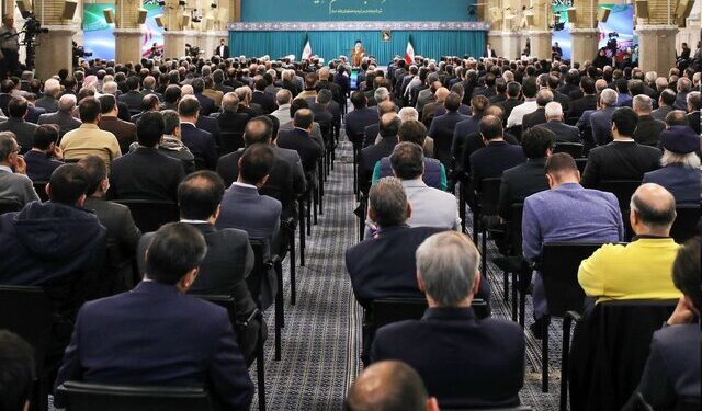 رهبر انقلاب اسلامی تاکید کردند: مهمترین وظیفه دولت بهبود فضای کسب و کار و برطرف کردن موانع آن است.