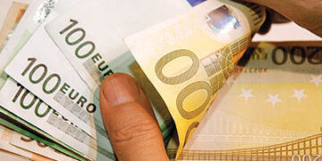 بانک مرکزی اعلام کرد آغاز فروش ارز به متقاضیان سفرهای هوایی/ نحوه دریافت ۱۰۰۰ یورو