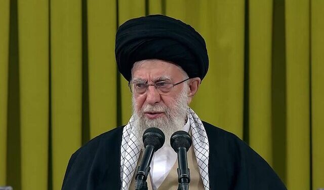 در دیدار دستاندرکاران کنگره ۲۴ هزار شهید خوزستان رهبر انقلاب: راه غلبه بر مشکلات اعتماد به جمهور مردم و اسلام است