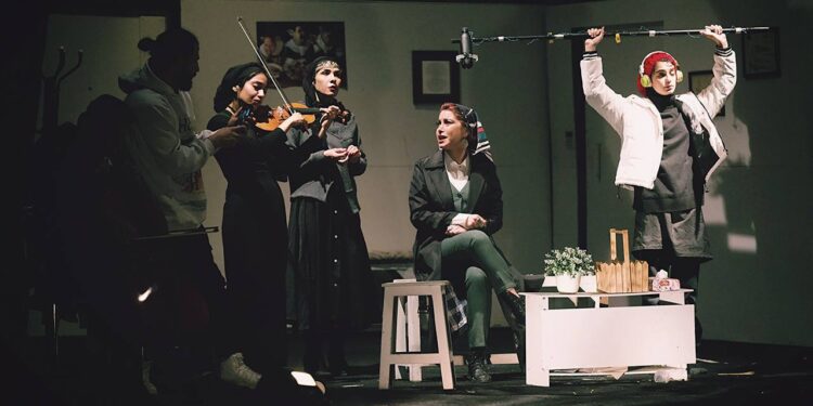 نمایش «دیوار» در شب دوم اجرا توقیف شد