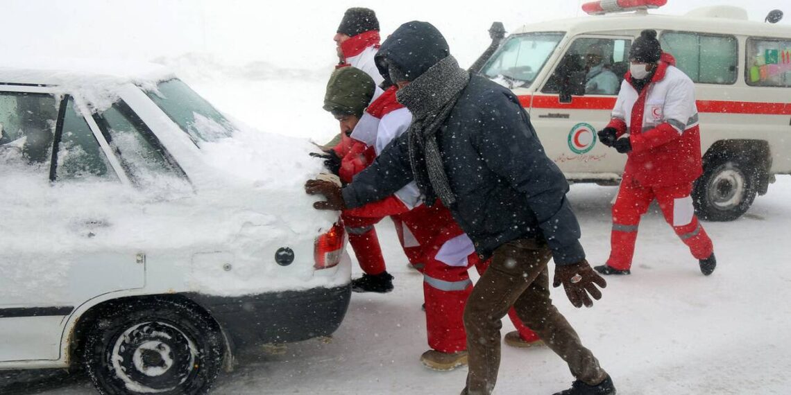 گرفتار شدن بیش از ۱۵ هزار نفر در برف و کولاک ۲۸ استان