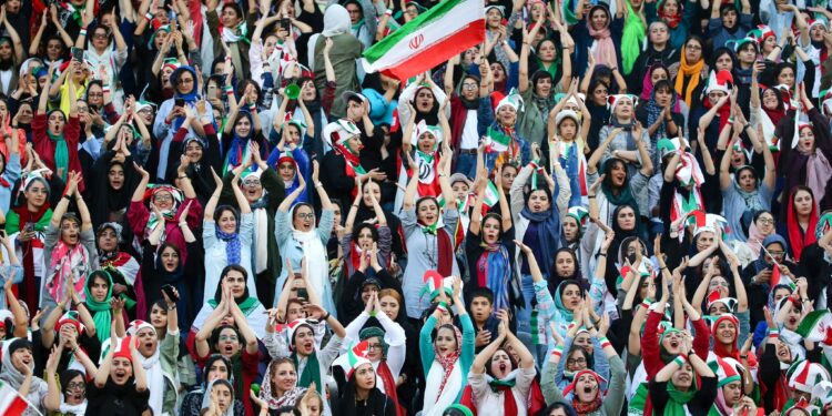 مشکل ورود بانوان به ورزشگاههای فوتبال