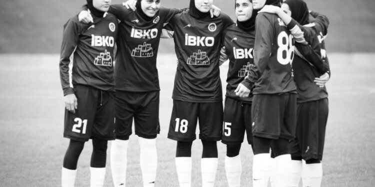 قهرمانی خاتون بم در فوتبال زنان به یاد ملیکا محمدی