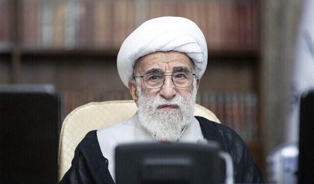 آیتالله جنتی: کارگران در صف مقدم دفاع از عزت ملی هستند