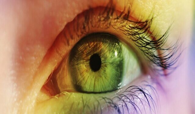 چه کسانی میتوانند رنگ چشمشان را عوض کنند؟