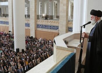 حضرت آیتالله خامنهای در خطبههای نماز عید فطر که صبح امروز با حضور هزاران نفر از مردم مؤمن تهران در مصلای امام خمینی (ره) برگزار شد، فرمودند: رژیم خبیث اشتباه کرد و باید تنبیه شود و تنبیه خواهد شد.