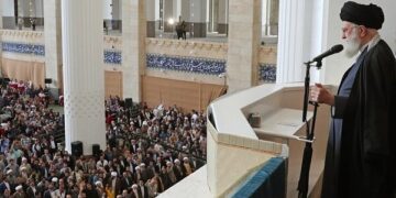 حضرت آیت‌الله خامنه‌ای در خطبه‌های نماز عید فطر که صبح امروز با حضور هزاران نفر از مردم مؤمن تهران در مصلای امام خمینی (ره) برگزار شد، فرمودند: رژیم خبیث اشتباه کرد و باید تنبیه شود و تنبیه خواهد شد.