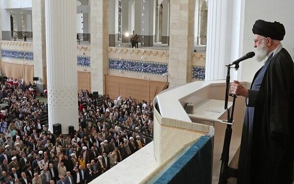 حضرت آیت‌الله خامنه‌ای در خطبه‌های نماز عید فطر که صبح امروز با حضور هزاران نفر از مردم مؤمن تهران در مصلای امام خمینی (ره) برگزار شد، فرمودند: رژیم خبیث اشتباه کرد و باید تنبیه شود و تنبیه خواهد شد.