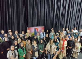 رونمایی از کتاب ” هنر فروزان ” در برج آزادی.