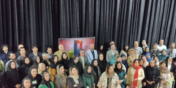 رونمایی از کتاب ” هنر فروزان ” در برج آزادی.