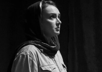 نمایش “عشق به دیکتاتورها کمکی نمی‌کند”  نوشته آرا محضری به روی صحنه رفت .