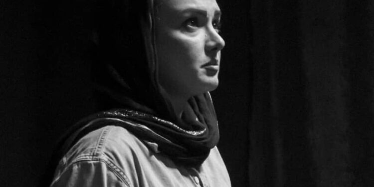 نمایش “عشق به دیکتاتورها کمکی نمی‌کند”  نوشته آرا محضری به روی صحنه رفت .