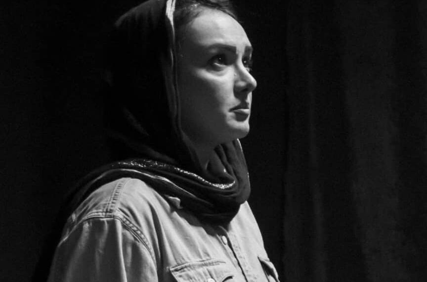 نمایش “عشق به دیکتاتورها کمکی نمیکند” نوشته آرا محضری به روی صحنه رفت .