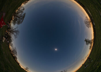 تصویر روز ناسا ؛ تمام آسمان زیر سایه ماه