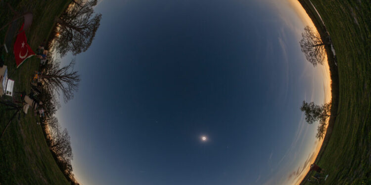 تصویر روز ناسا ؛ تمام آسمان زیر سایه ماه