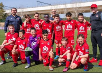 مربی ایرانی فوتبال با شاگردانش راهی اسپانیا شد!