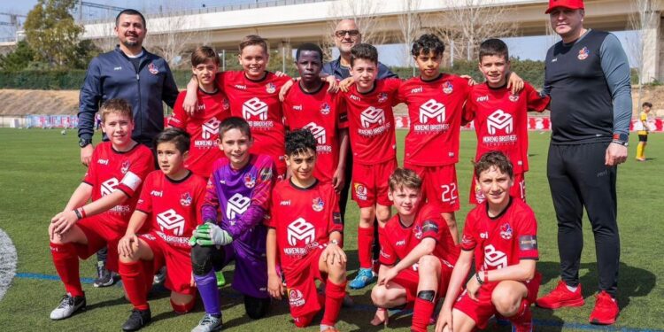 مربی ایرانی فوتبال با شاگردانش راهی اسپانیا شد!