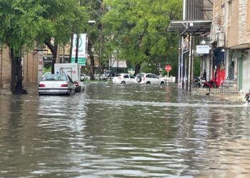 بارش ۱۰۰ میلیمتری باران در دزفول خیابان‌ها را به زیر آب برد
