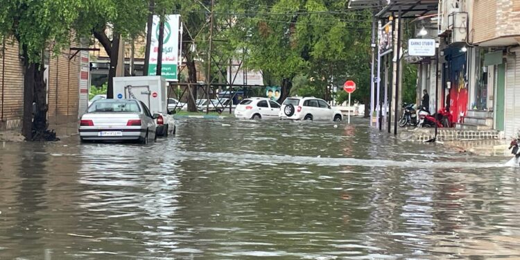 بارش ۱۰۰ میلیمتری باران در دزفول خیابان‌ها را به زیر آب برد