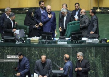 پاپی‌زاده جایگزین رنجبرزاده در هیأت رئیسه مجلس شد