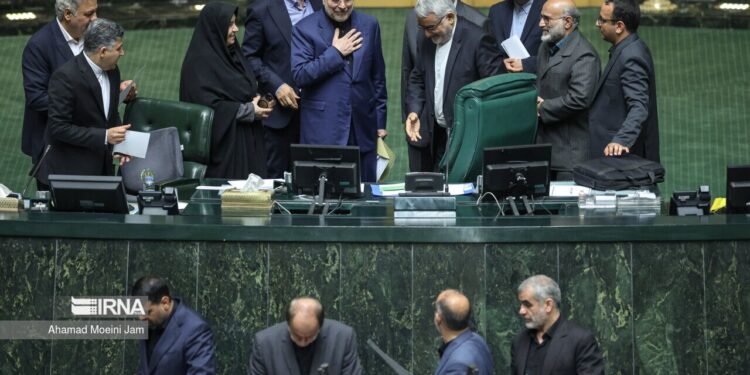 پاپی‌زاده جایگزین رنجبرزاده در هیأت رئیسه مجلس شد