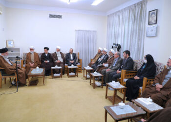 رهبر انقلاب در دیدار اعضای هیئت علمی کنگره امام رضا(ع) یکی از وظایف بزرگمان این است که ائمه را به دنیا معرفی کنیم