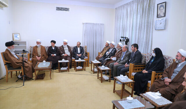 رهبر انقلاب در دیدار اعضای هیئت علمی کنگره امام رضا(ع) یکی از وظایف بزرگمان این است که ائمه را به دنیا معرفی کنیم
