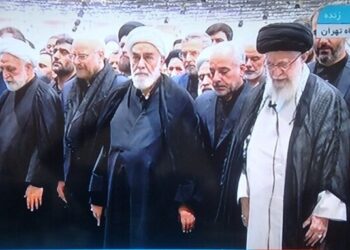 رهبر انقلاب بر پیکر رئیس‌جمهور شهید و همراهان ایشان نماز اقامه کردند