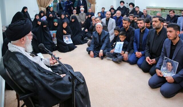 رهبر انقلاب در دیدار خانواده‌های شهدای خدمت: تشییع باشکوه شهدا نشان داد که ملت ایران زنده است