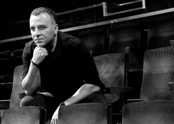 کارگردان تئاتر به سراغ رمان دراکولا می رود .