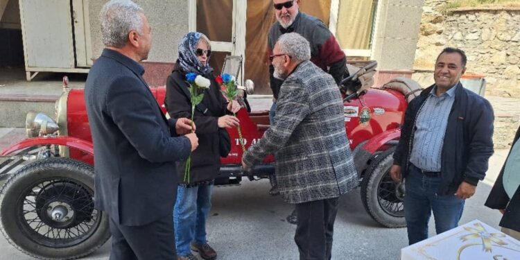 جهانگردان استرالیایی با خودرو 100 ساله به ایران آمدند