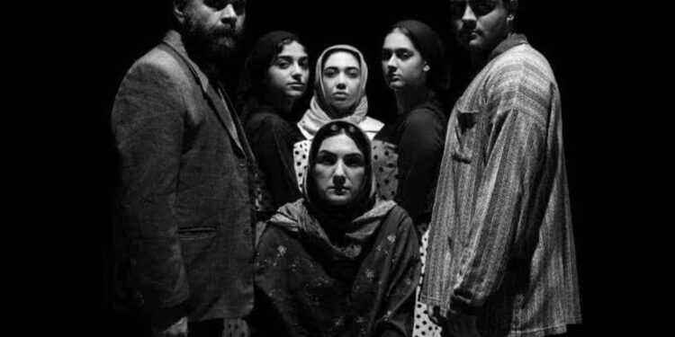 نمایش «نوبت» توسط گروه تئاتر اروند یادگار در پلاتو استاد غریفی خرمشهر به روی صحنه رفت.