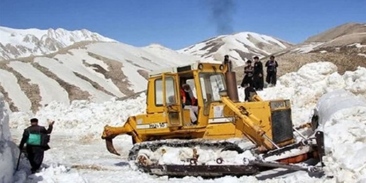 برفروبی در اوج گرمای تابستان!