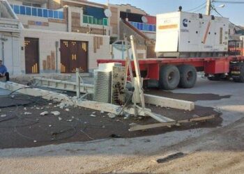 سقوط ترانس پردیس اهواز در پی وزش باد شدید/ تامین برق شهروندان با ژنراتور اضطراری