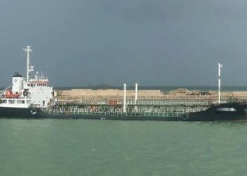 سپاه یک نفتکش متخلف حامل سوخت قاچاق در خلیج فارس را توقیف کرد