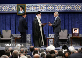 رهبر انقلاب حکم تنفیذ مسعود پزشکیان را اعطاء کردند