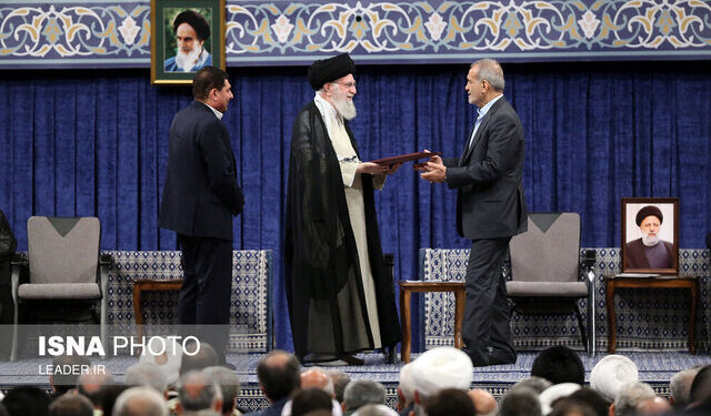 رهبر انقلاب حکم تنفیذ مسعود پزشکیان را اعطاء کردند