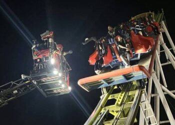 حادثه در یکی از شهربازی های تهران؛ ۱۵ نفر در دستگاه تفریحی گرفتار شدند