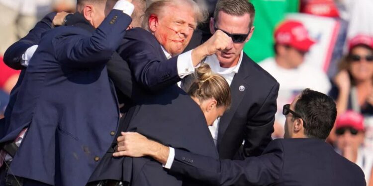 تیراندازی به دونالد ترامپ در یک مراسم انتخاباتی؛ رئیس جمهور سابق آمریکا مجروح شد