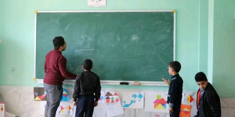 آموزش و پرورش رسماً از محدودیت بازنشستگی معلمان عقب نشینی کرد