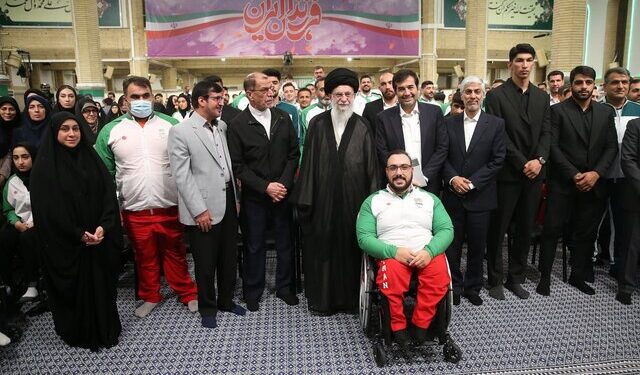 گزیده بیانات رهبر انقلاب در دیدار کاروانهای ورزشی رهبر انقلاب: جوانهای ورزشکار موجب سربلندی ایران هستند