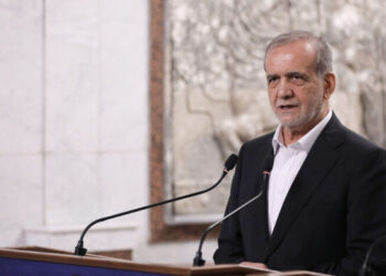 در مراسم آغاز سال تحصیلی پزشکیان: اجازه ندهیم کسی در کشور رنج بکشد