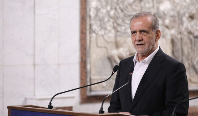 در مراسم آغاز سال تحصیلی پزشکیان: اجازه ندهیم کسی در کشور رنج بکشد