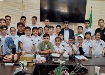 نشست صمیمانه مشترک بین مدیر آموزش و پرورش دزفول و دانش آموزان قهرمان شطرنج باز دزفول