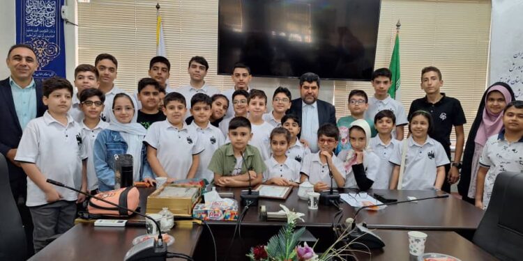 نشست صمیمانه مشترک بین مدیر آموزش و پرورش دزفول و دانش آموزان قهرمان شطرنج باز دزفول