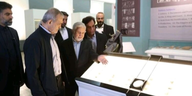 رونمایی از الواح هخامنشی توسط پزشکیان