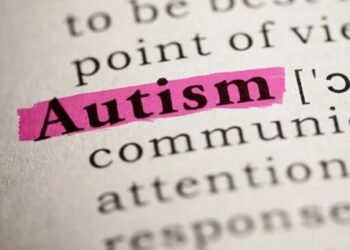 علائم اوتیسم و علت بروز آن