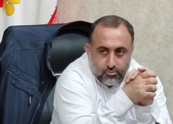 فروش غذاهای خیابانی در اتوبوس‌های فرسوده دزفول