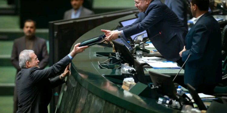 نایب رئیس کمیسیون برنامه و بودجه مجلس: بنزین به احتمال زیاد سال آینده گران می شود